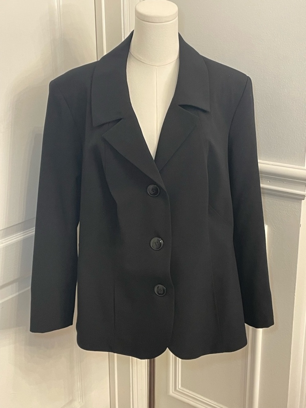 TanJay Women's Black Three-Button Tailored Blazer